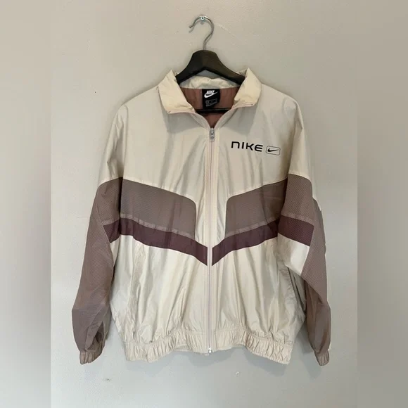 NIKE Women's Sportswear Street Loose Fit Woven Jacket - Picture 3 of 7